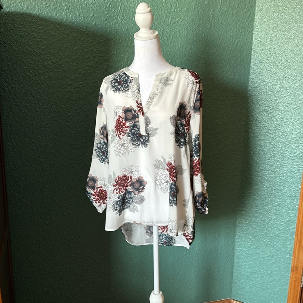 Daniel Rainn top
Size L
Color white, navy and crimson